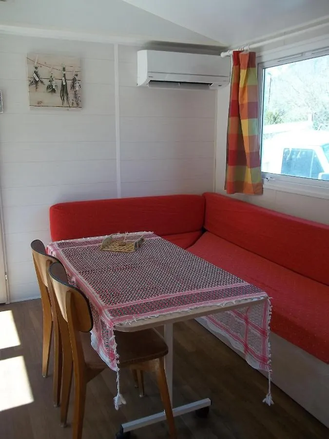 Bungalow Blieux 0*,